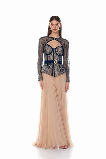 Vestido de noche de encaje color beige petróleo con cinturón en la cintura 